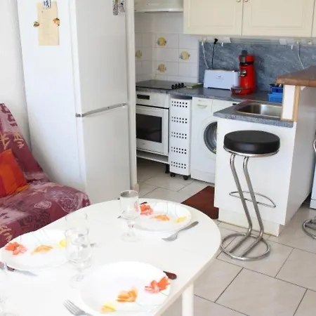 Apartment Appt 2p Cabine, 6 Couchages Avec Piscine Et Parking A Gruissan, Pres Et Port - Fr-1-229-868 *